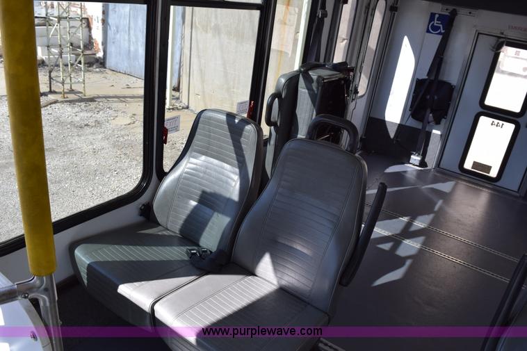 image for item K2323 2006 Ford E350 Super Duty bus