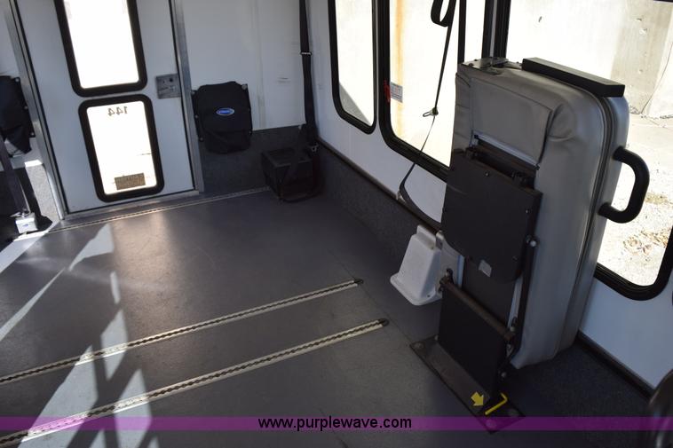 image for item K2323 2006 Ford E350 Super Duty bus