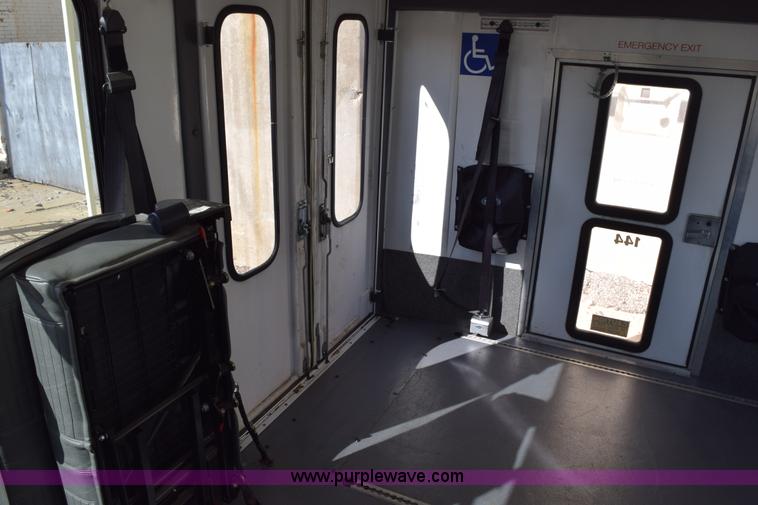 image for item K2323 2006 Ford E350 Super Duty bus