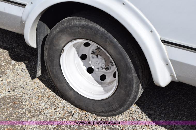 image for item K2323 2006 Ford E350 Super Duty bus