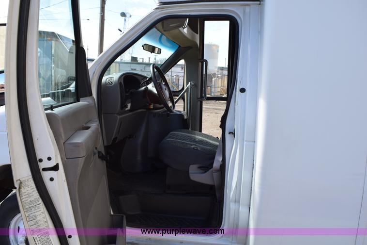 image for item K2324 2002 Ford Econoline E450 bus