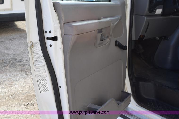 image for item K2324 2002 Ford Econoline E450 bus