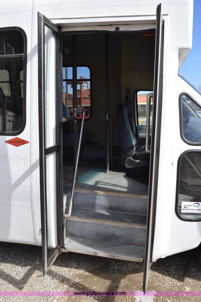 image for item K2324 2002 Ford Econoline E450 bus