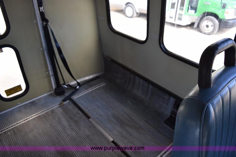 image for item K2324 2002 Ford Econoline E450 bus