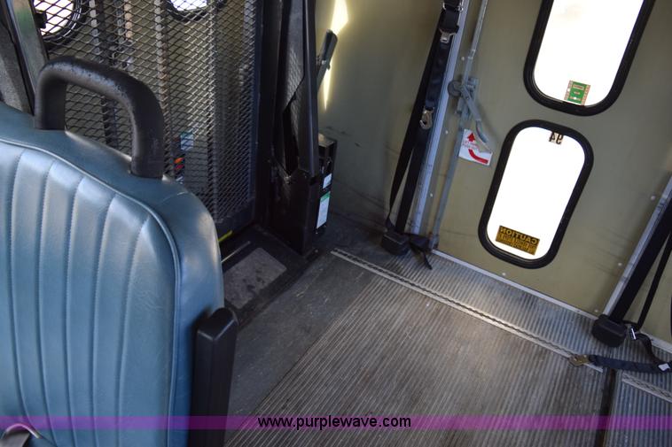 image for item K2324 2002 Ford Econoline E450 bus