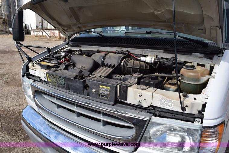 image for item K2324 2002 Ford Econoline E450 bus