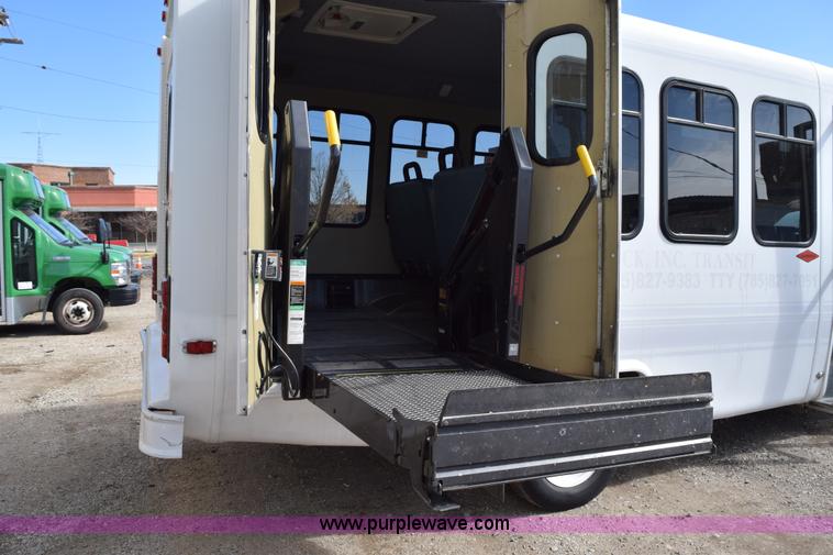 image for item K2324 2002 Ford Econoline E450 bus
