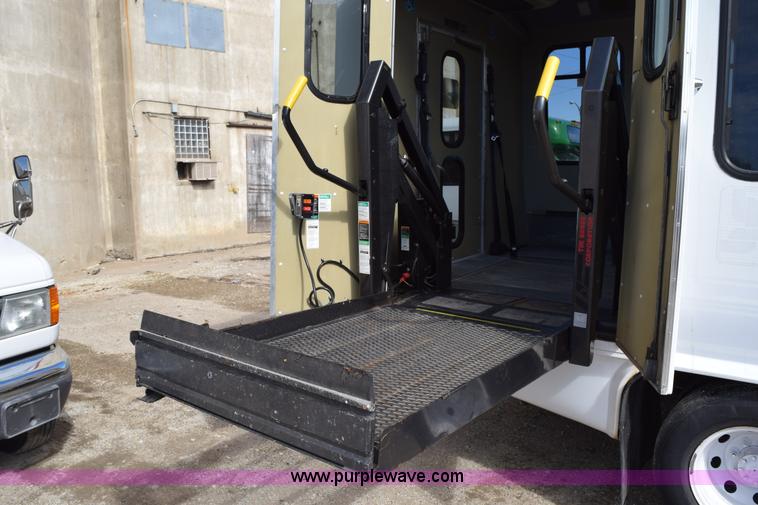 image for item K2324 2002 Ford Econoline E450 bus