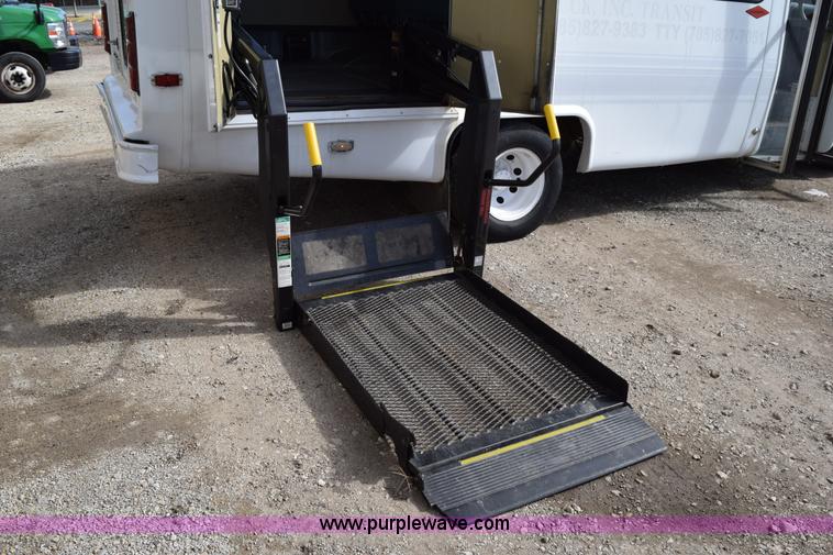 image for item K2324 2002 Ford Econoline E450 bus