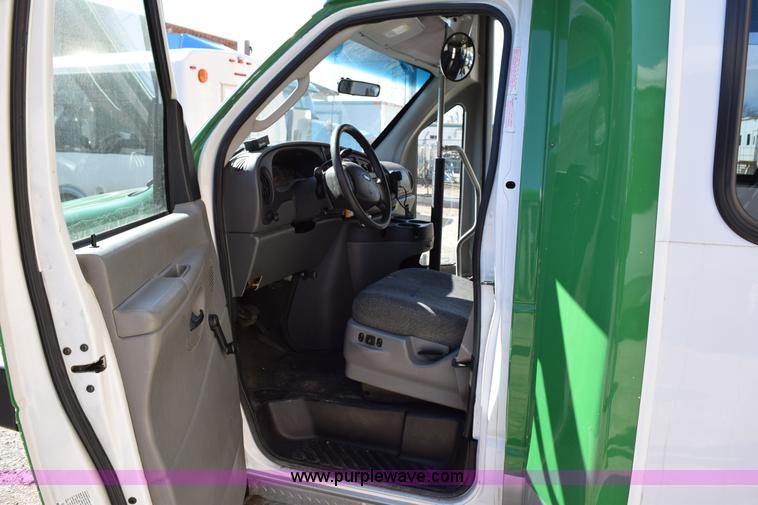 image for item K2325 2009 Ford E450 bus