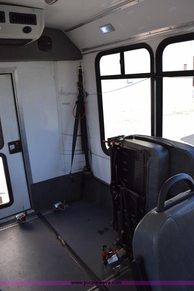 image for item K2325 2009 Ford E450 bus