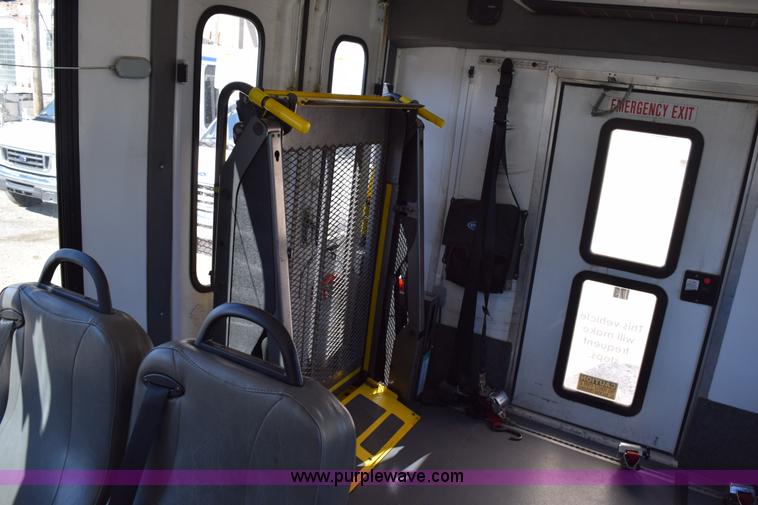 image for item K2325 2009 Ford E450 bus