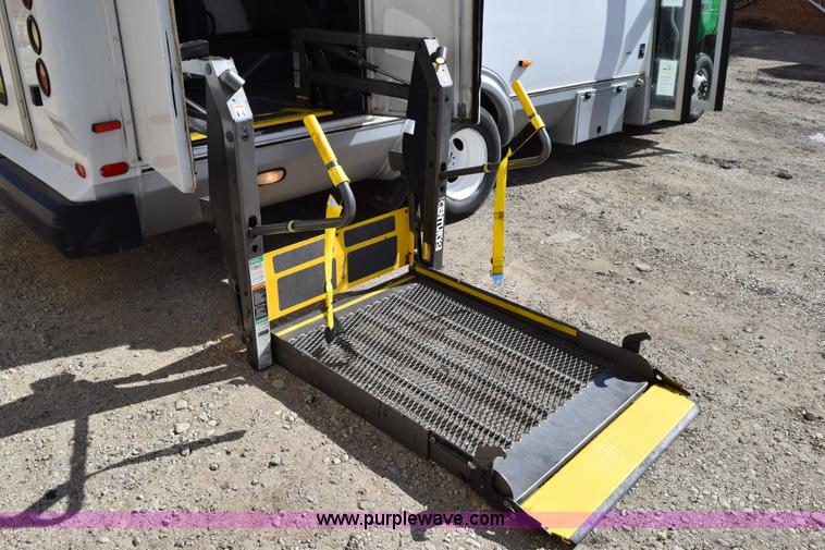 image for item K2325 2009 Ford E450 bus