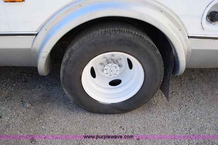 image for item K2325 2009 Ford E450 bus