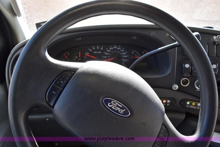 image for item K2326 2009 Ford E450 bus