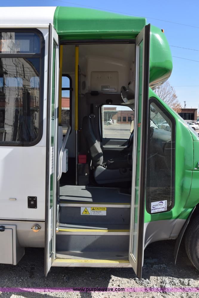 image for item K2326 2009 Ford E450 bus