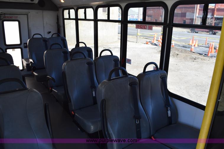 image for item K2326 2009 Ford E450 bus
