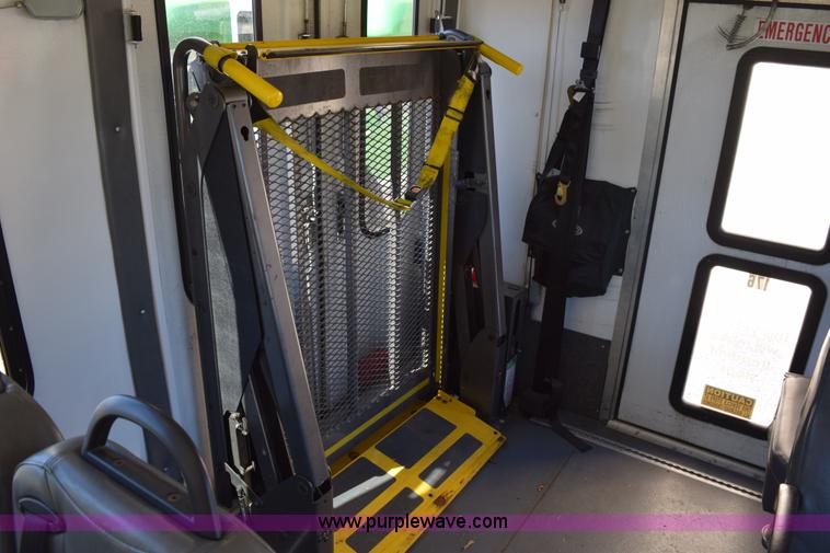 image for item K2326 2009 Ford E450 bus