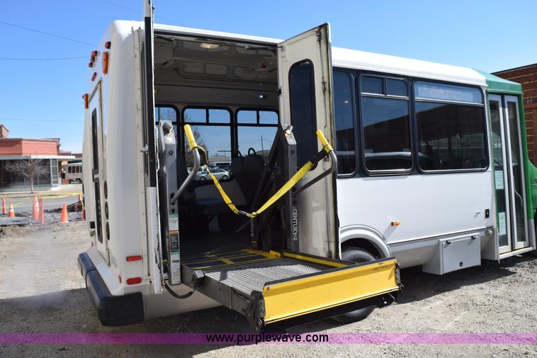 image for item K2326 2009 Ford E450 bus