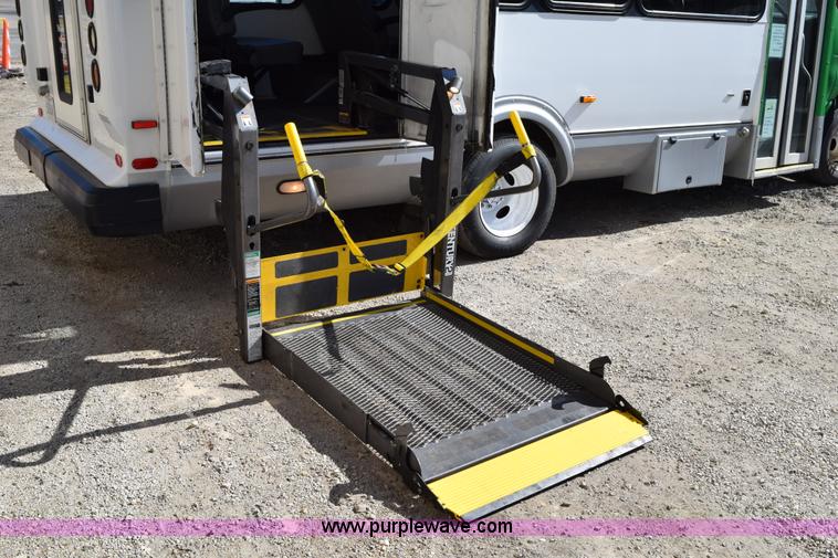 image for item K2326 2009 Ford E450 bus