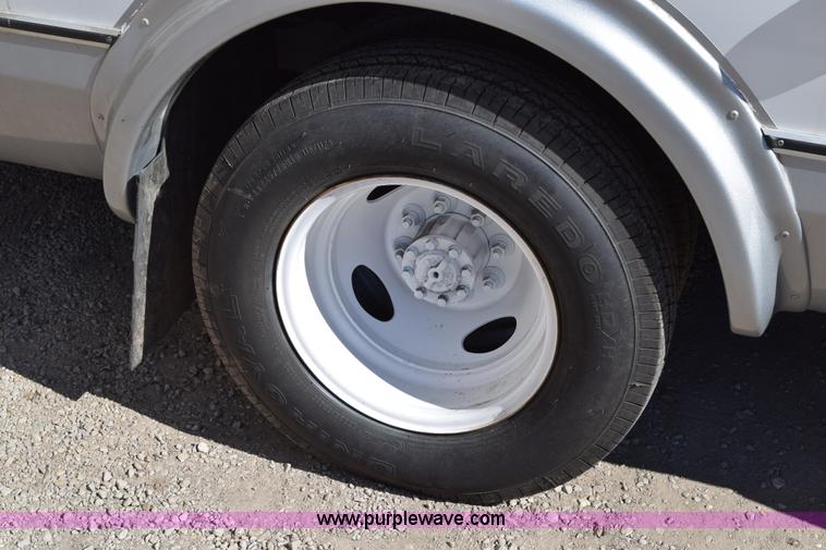 image for item K2326 2009 Ford E450 bus