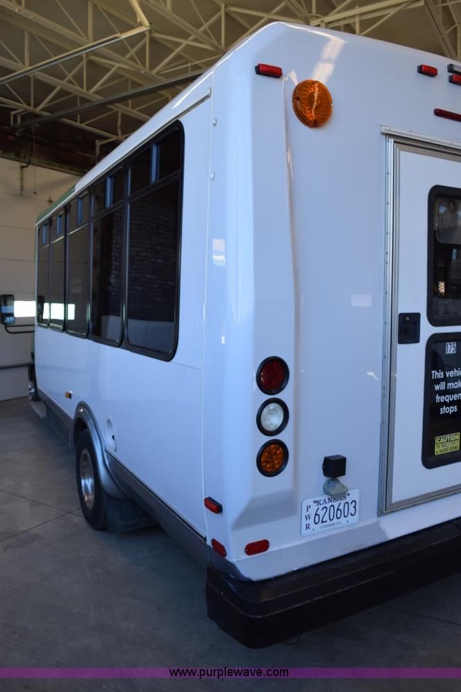 image for item K2327 2009 Ford E450 bus