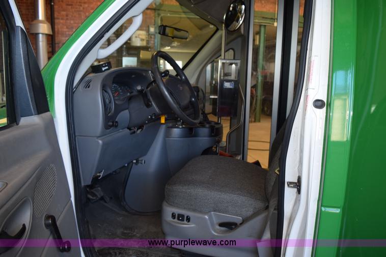 image for item K2327 2009 Ford E450 bus