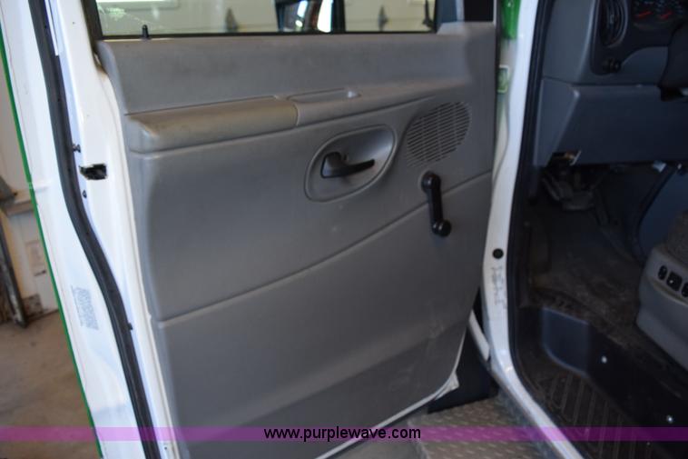 image for item K2327 2009 Ford E450 bus