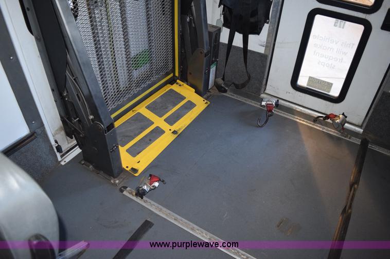 image for item K2327 2009 Ford E450 bus