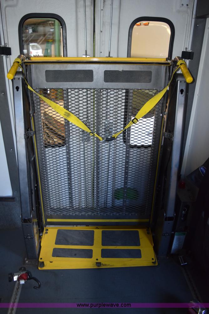 image for item K2327 2009 Ford E450 bus