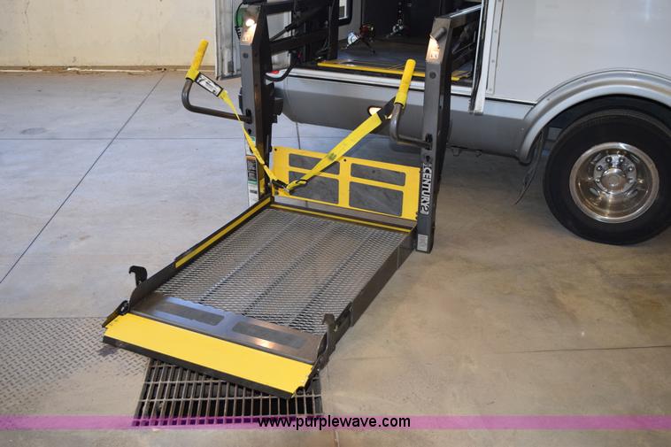 image for item K2327 2009 Ford E450 bus