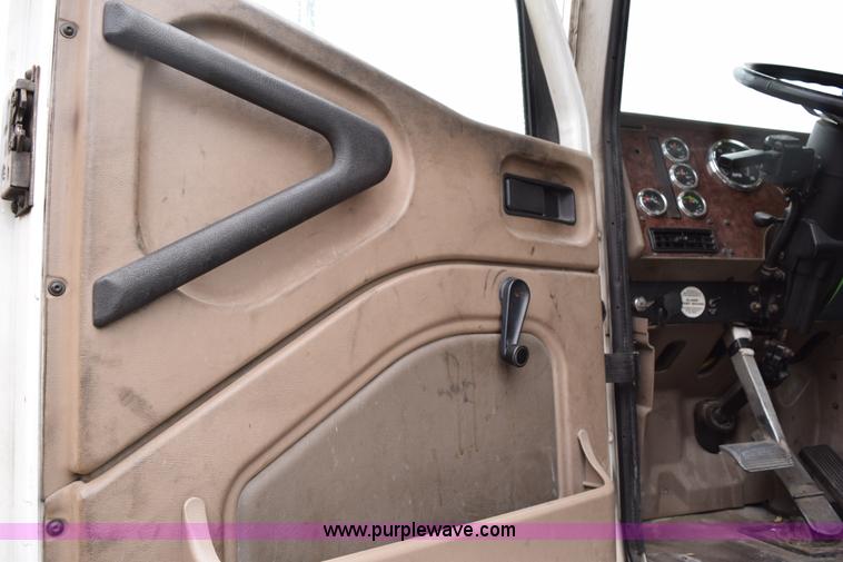 image for item K2330 2006 International 9200i semi truck