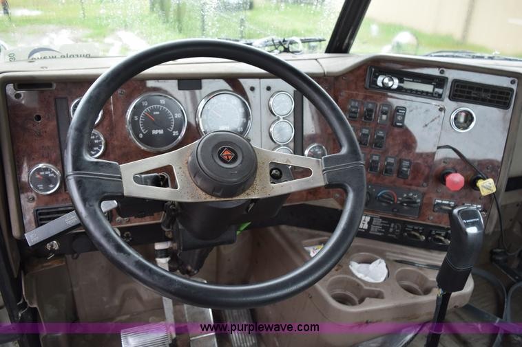 image for item K2330 2006 International 9200i semi truck