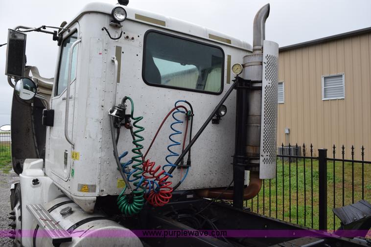 image for item K2330 2006 International 9200i semi truck