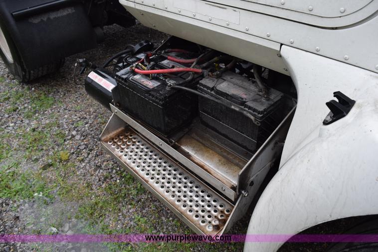 image for item K2330 2006 International 9200i semi truck