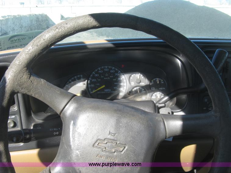 image for item K2857 2000 Chevrolet Silverado 2500 pickup truck