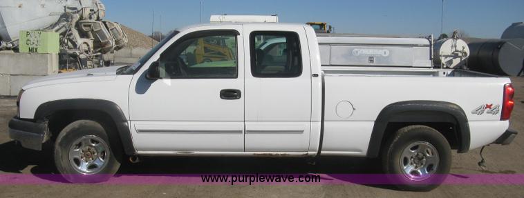 image for item K2858 2003 Chevrolet Silverado 1500 LS Ext. Cab pickup truck