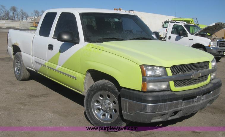 image for item K2860 2004 Chevrolet Silverado 1500 Ext. Cab pickup truck