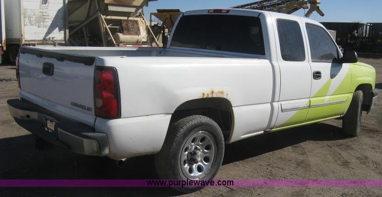 image for item K2860 2004 Chevrolet Silverado 1500 Ext. Cab pickup truck
