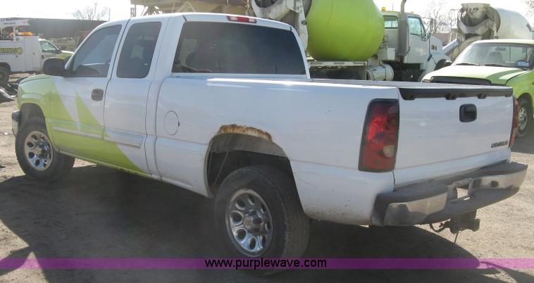 image for item K2860 2004 Chevrolet Silverado 1500 Ext. Cab pickup truck