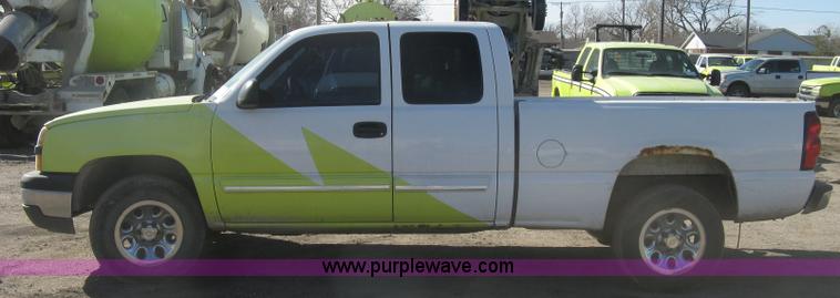 image for item K2860 2004 Chevrolet Silverado 1500 Ext. Cab pickup truck