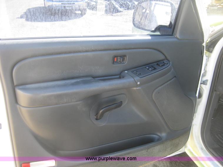 image for item K2860 2004 Chevrolet Silverado 1500 Ext. Cab pickup truck