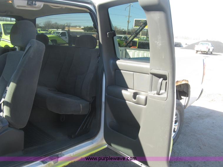 image for item K2860 2004 Chevrolet Silverado 1500 Ext. Cab pickup truck