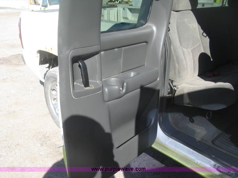 image for item K2860 2004 Chevrolet Silverado 1500 Ext. Cab pickup truck