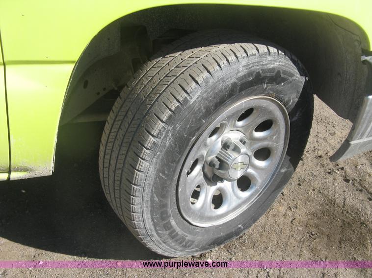 image for item K2860 2004 Chevrolet Silverado 1500 Ext. Cab pickup truck