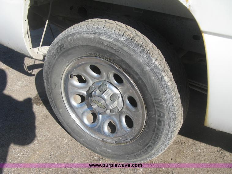 image for item K2860 2004 Chevrolet Silverado 1500 Ext. Cab pickup truck