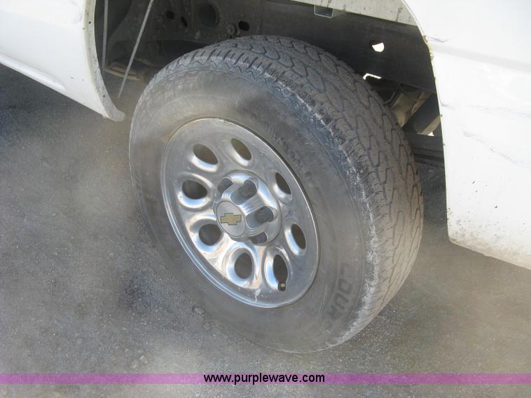 image for item K2860 2004 Chevrolet Silverado 1500 Ext. Cab pickup truck