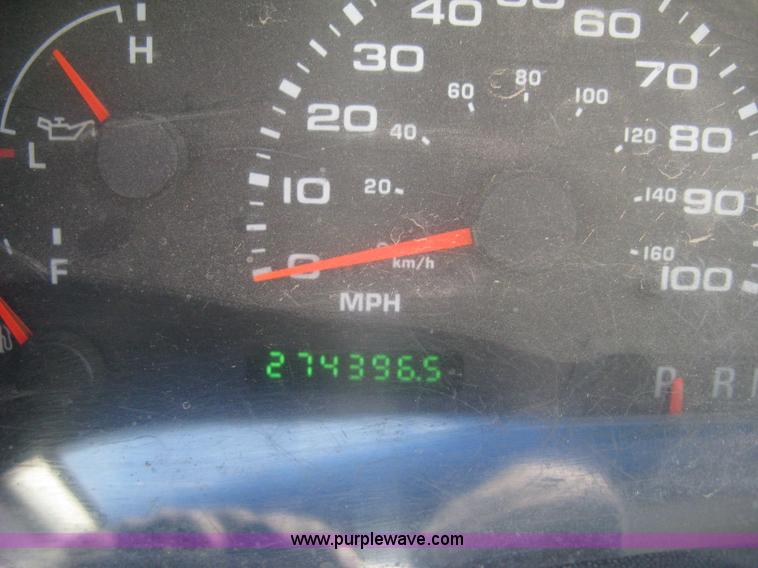 image for item K2861 2002 Ford F250 Super Duty XLT flatbed pickup truck