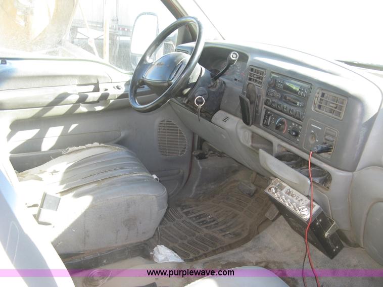 image for item K2861 2002 Ford F250 Super Duty XLT flatbed pickup truck