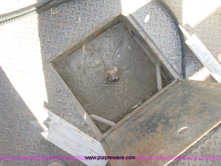 image for item K2861 2002 Ford F250 Super Duty XLT flatbed pickup truck